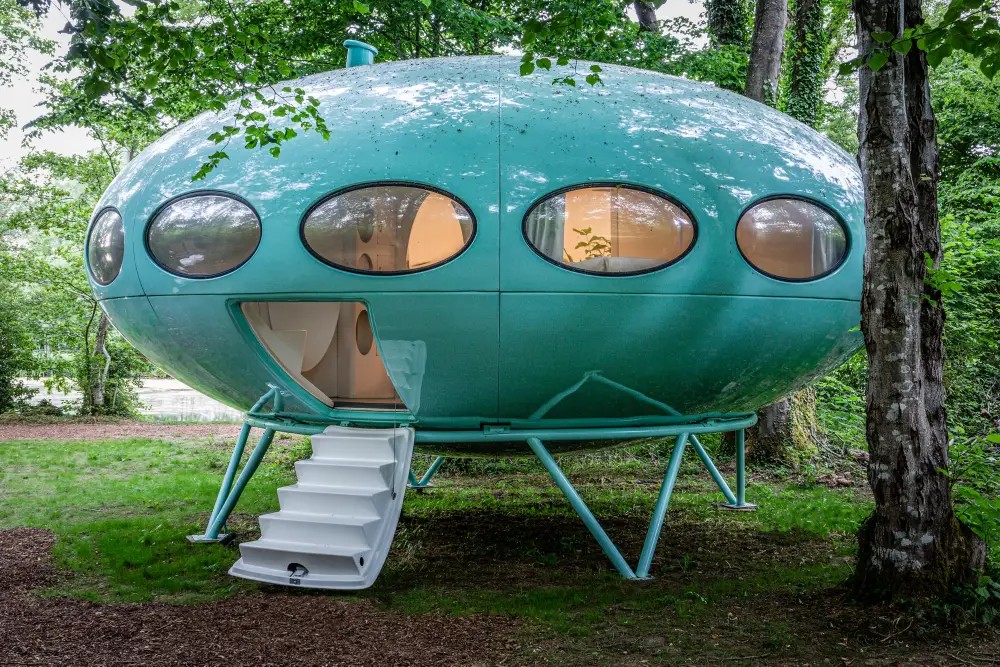 Space Age House Offers Otherworldly Stay in English Countryside